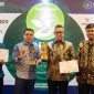 Stevi Thomas, Direktur External Relations PT TBP berfoto bersama usai menerima plakat penghargaan TOP CSR AWARDS 2023. (Humas for Rakyatmu)