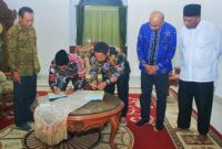 Bupati Pulau Taliabu Mendatangani Mou dengan IAIN Kota Ternate. (Rakyatmu.com)