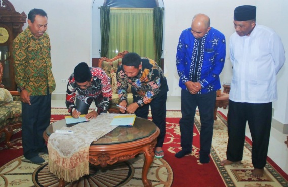 Bupati Pulau Taliabu Mendatangani Mou dengan IAIN Kota Ternate. (Rakyatmu.com)