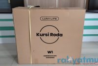Sentra Wasana Bahagia Ternate, memberikan bantuan satu unit kursi roda kepada Sadek Tais. (Rakyatmu)