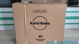 Sentra Wasana Bahagia Ternate, memberikan bantuan satu unit kursi roda kepada Sadek Tais. (Rakyatmu)