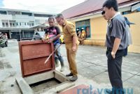 Kabid PPKL DLH Kota Ternate, M. Syarif Tjan Melakukan Pengecekan IPAL CFC. (Rakyatmu)