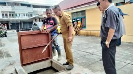 Kabid PPKL DLH Kota Ternate, M. Syarif Tjan Melakukan Pengecekan IPAL CFC. (Rakyatmu)