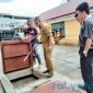 Kabid PPKL DLH Kota Ternate, M. Syarif Tjan Melakukan Pengecekan IPAL CFC. (Rakyatmu)