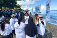 Suasana Bersih-bersih Pantai Kawasi. (Humas for Rakyatmu)