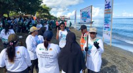 Suasana Bersih-bersih Pantai Kawasi. (Humas for Rakyatmu)