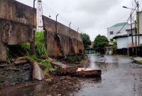 Tembok Pagar Lapangan Stadion Gelora Kie Raha Ternate Ambruk. (Rakyatmu)