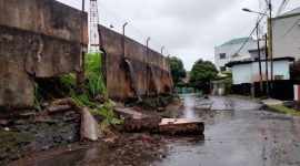 Tembok Pagar Lapangan Stadion Gelora Kie Raha Ternate Ambruk. (Rakyatmu)