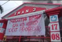 Front Alumni SMAN 3 Kota Ternate Melakukan Aksi Demontrasi di Halaman Sekolah, Meraka juga Memasang Spanduk Penolakan Pergantian Kepsek. (Rakyatmu)