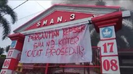 Front Alumni SMAN 3 Kota Ternate Melakukan Aksi Demontrasi di Halaman Sekolah, Meraka juga Memasang Spanduk Penolakan Pergantian Kepsek. (Rakyatmu)