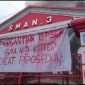Front Alumni SMAN 3 Kota Ternate Melakukan Aksi Demontrasi di Halaman Sekolah, Meraka juga Memasang Spanduk Penolakan Pergantian Kepsek. (Rakyatmu)