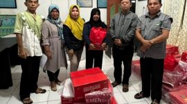 Lurah Kalumpang Bersama Dinas Sosial Kota Ternate Menyerahkan Bantuan Sosial dari Kemensos kepada Warga Terdampak Eksekusi di Kantor Kelurahan Kalumpang (Rakyatmu)