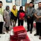Lurah Kalumpang Bersama Dinas Sosial Kota Ternate Menyerahkan Bantuan Sosial dari Kemensos kepada Warga Terdampak Eksekusi di Kantor Kelurahan Kalumpang (Rakyatmu)