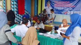 Suasana Pelayanan Dukcapil Kota Ternate di Kecamatan Pulau Hiri. (Rakyatmu)