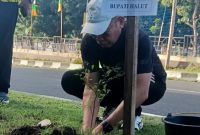 Bupati Halmahera Utara Frans Manery Tanam Pohon di Kawasan Pemerintahan. (Rakyatmu)