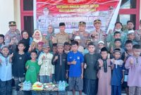 Kapolres dan Anggota Polres Taliabu Bersama Perserta Sunatan Massal. (Rakyatmu)