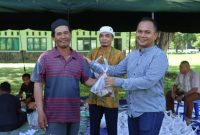 Komandan Kodim 1508/Tobelo Letkol Inf Davit Sutrisno Sirait Serahkan Hewan Kurban kepada Masyarakat. (Rakyatmu)