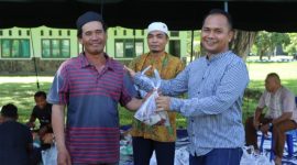 Komandan Kodim 1508/Tobelo Letkol Inf Davit Sutrisno Sirait Serahkan Hewan Kurban kepada Masyarakat. (Rakyatmu)