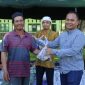 Komandan Kodim 1508/Tobelo Letkol Inf Davit Sutrisno Sirait Serahkan Hewan Kurban kepada Masyarakat. (Rakyatmu)