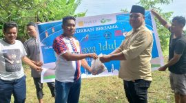 Delegasi Harita Nickel Serahkan Hewan Kurban kepada Ketua PWI Maluku Utara. (Rakyatmu)