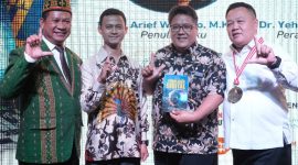 Brigjen. Pol. Dr. Yehu Wangsajaya S.I.K., M.Kom (paling kiri). (Rakyatmu)