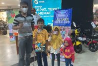 Orang Tua dan Anak Berbanja Menggunakana Kartu Identitas Anak. (Rakyatmu)