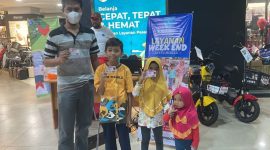 Orang Tua dan Anak Berbanja Menggunakana Kartu Identitas Anak. (Rakyatmu)