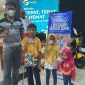 Orang Tua dan Anak Berbanja Menggunakana Kartu Identitas Anak. (Rakyatmu)