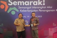 Kepala Bappelitbangda dan Kepala Disperkim Kota Ternate Menerima Penghargaan KOTAKU. (Rakyatmu)