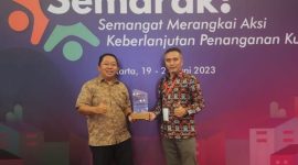 Kepala Bappelitbangda dan Kepala Disperkim Kota Ternate Menerima Penghargaan KOTAKU. (Rakyatmu)