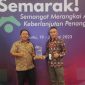 Kepala Bappelitbangda dan Kepala Disperkim Kota Ternate Menerima Penghargaan KOTAKU. (Rakyatmu)