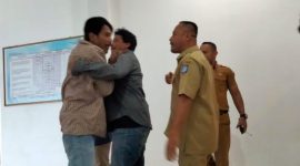 Insiden Tarik Menarik Hingga diluar Ruangan Mediasi Antara Kordinator Komite Ridwan Lipantara dan Mediator Disnaker Kota Ternate Rusli N. Tawary. (Rakyatmu)