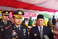 Kapolres Pulau Taliabu AKBP Totok Handoyo bersama Bupati Aliong Mus. (Rakyatmu)