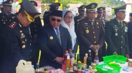 Kapolres dan Bupati Pulau Taliabu Musnahkan Miras dan Makanan Kadaluarsa. (Rakyatmu)