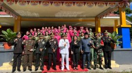 Foto Bersama dengan Bupati Halmahera Utara, Frans Manarey. (Rakyatmu)