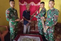 Bapak JI Serahkan Senjata dan Amunisi Kepada Personil Satgas. (Rakyatmu)