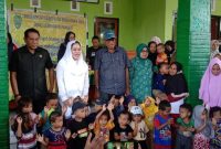Bupati Kepulauan Sula, Fifian Adeningsih Mus Foto Bersama dengan Masyarakat dan Anak-anak Baleha. (Rakyatmu)