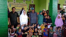 Bupati Kepulauan Sula, Fifian Adeningsih Mus Foto Bersama dengan Masyarakat dan Anak-anak Baleha. (Rakyatmu)