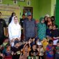 Bupati Kepulauan Sula, Fifian Adeningsih Mus Foto Bersama dengan Masyarakat dan Anak-anak Baleha. (Rakyatmu)