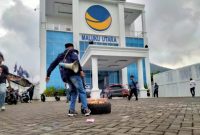 Pengurus DPD NasDem Kota Ternate Membakar Ban di Kantor DPW Maluku Utara