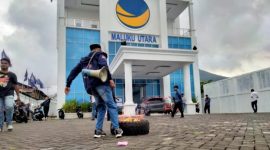 Pengurus DPD NasDem Kota Ternate Membakar Ban di Kantor DPW Maluku Utara