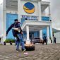 Pengurus DPD NasDem Kota Ternate Membakar Ban di Kantor DPW Maluku Utara