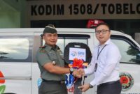 Kepala Bank BRI Cabang Tobelo Orwan Kruntuwaru Serahkan Satu Unit Mobil Ambulance ke Kodim 1508/Tobelo. (Rkyatmu)