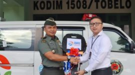 Kepala Bank BRI Cabang Tobelo Orwan Kruntuwaru Serahkan Satu Unit Mobil Ambulance ke Kodim 1508/Tobelo. (Rkyatmu)