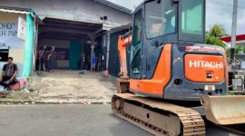 Satu unit alat barat bersiap bongkar bangunan di Kelurahan Maliaro, Kota Ternate. (Rakyatmu)