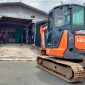 Satu unit alat barat bersiap bongkar bangunan di Kelurahan Maliaro, Kota Ternate. (Rakyatmu)