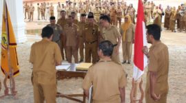 Penyerahan SK Pejabat Administrator di Halaman Kantor Bupati. (Rakyatmu)