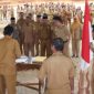 Penyerahan SK Pejabat Administrator di Halaman Kantor Bupati. (Rakyatmu)