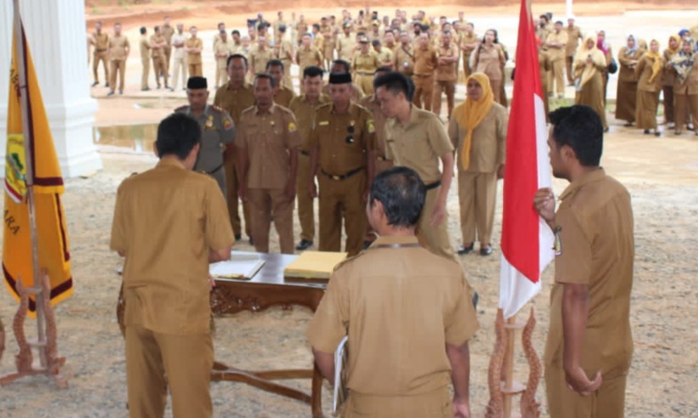 Penyerahan SK Pejabat Administrator di Halaman Kantor Bupati. (Rakyatmu)