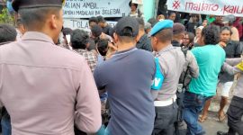 Anggota Polres Ternate saat Mengamankan Salah Satu Massa Aksi. (Rakyatmu)